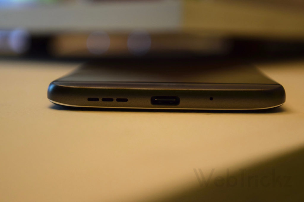 LG G5 bottom view