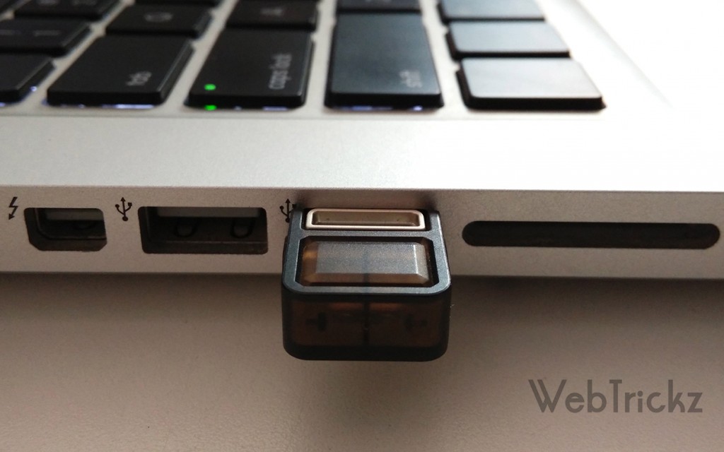 Kingston DT microDuo attached to a laptop