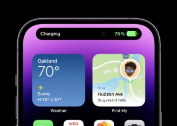 dynamic island showing charging notification on iphone 14 pro